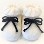 ALETTA Scarpette in lana panna col fiocco doppio blu neonato