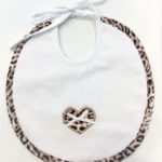 LO'LO' Bavetta panna con cuore e bordo animalier bambina