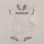 MONCLER Completo manica corta piquet bianco con scritta nera bambina