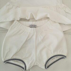 MONCLER Completo manica corta piquet bianco con scritta nera bambina - immagine 3