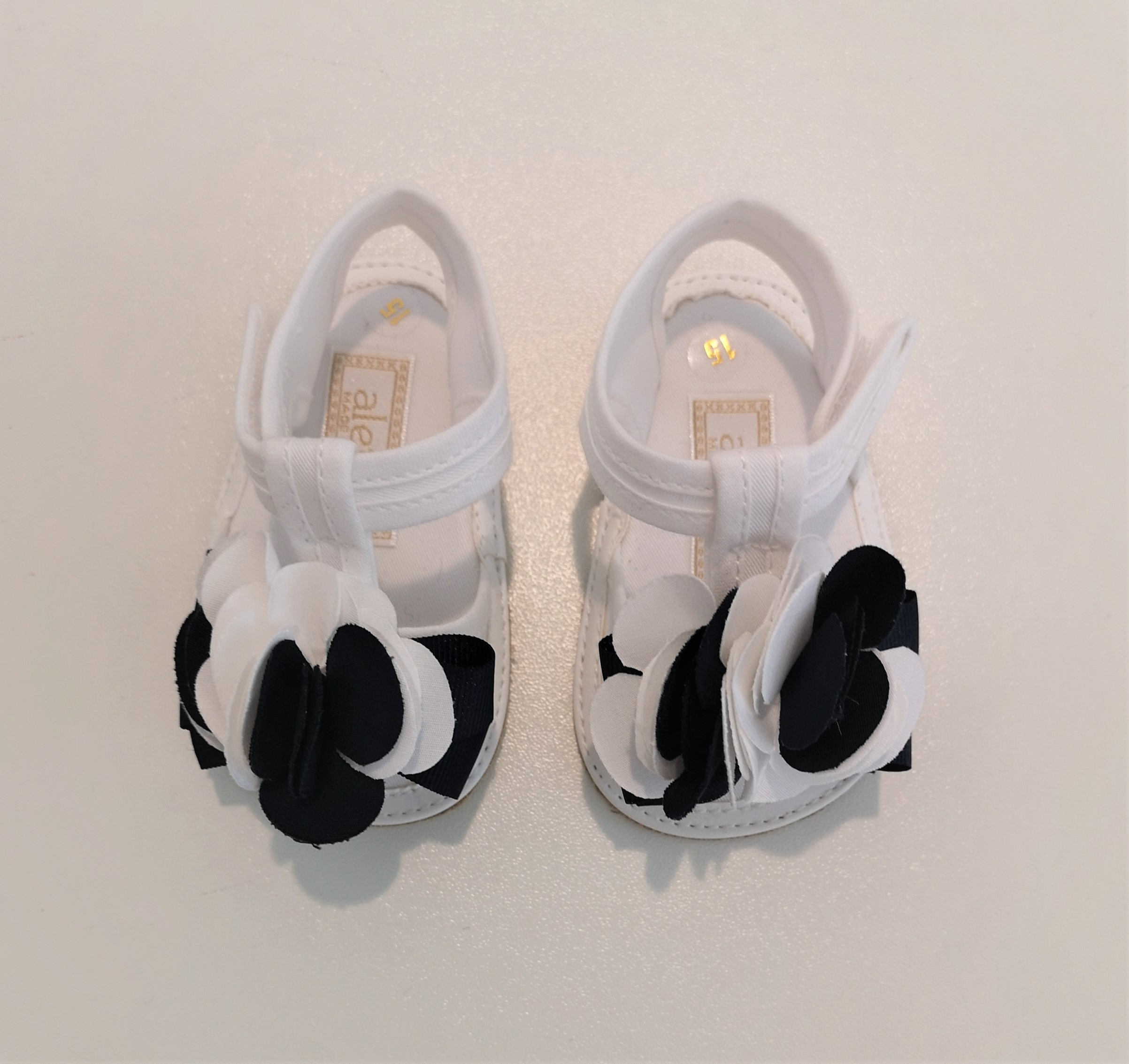 IMG_20200722_115015 ALETTA Sandaletti bianchi con fiori blu scarpette neonata - immagine 1