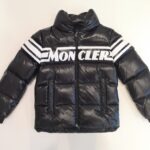 MONCLER Giubbotto nero maxi lettering Saise bambino