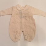 LADIA Tutina panna con ruche di pizzo e ricami di fiorellini corredino neonata