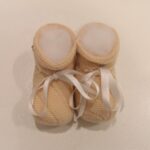 GALLO Scarpette in lana lavorata panna con nastrino bianco neonata