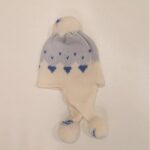 ALETTA Cuffietta in maglia panna e azzurro con pon pon corredino neonato