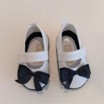 ALETTA Ballerine bianche con fiocco blu neonata