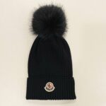 MONCLER Cuffia maglia blu a coste con ponpon pelliccia bambina