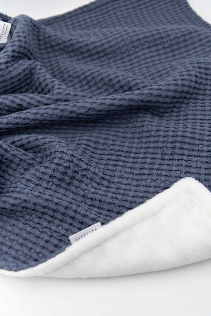 BAMBOOM Coperta Culla 100x75 - Goffrato, in bambù organico + spugna peluche - Jeans blu - immagine 2