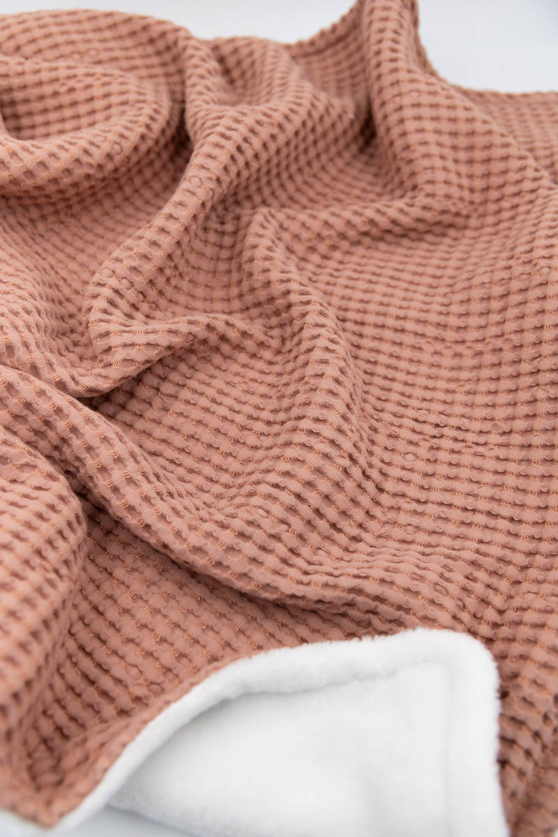 BAMBOOM Coperta Lettino 140x100 - Goffrato, in bambù organico + spugna peluche - Rosa Antico Scuro - immagine 2