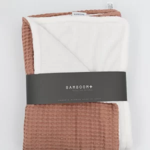 BAMBOOM Coperta Lettino 140x100 - Goffrato, in bambù organico + spugna peluche - Rosa Antico Scuro - immagine 3