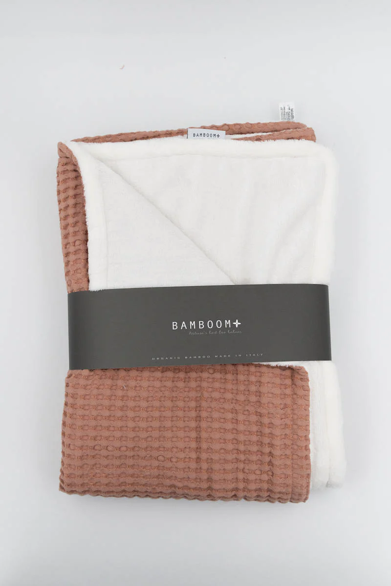BAMBOOM Coperta Lettino 140x100 - Goffrato, in bambù organico + spugna peluche - Rosa Antico Scuro - immagine 3