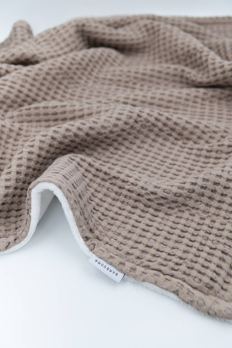 BAMBOOM Coperta Culla 100x75 - Goffrato, in bambù organico + spugna peluche - Sabbia Scuro - immagine 2