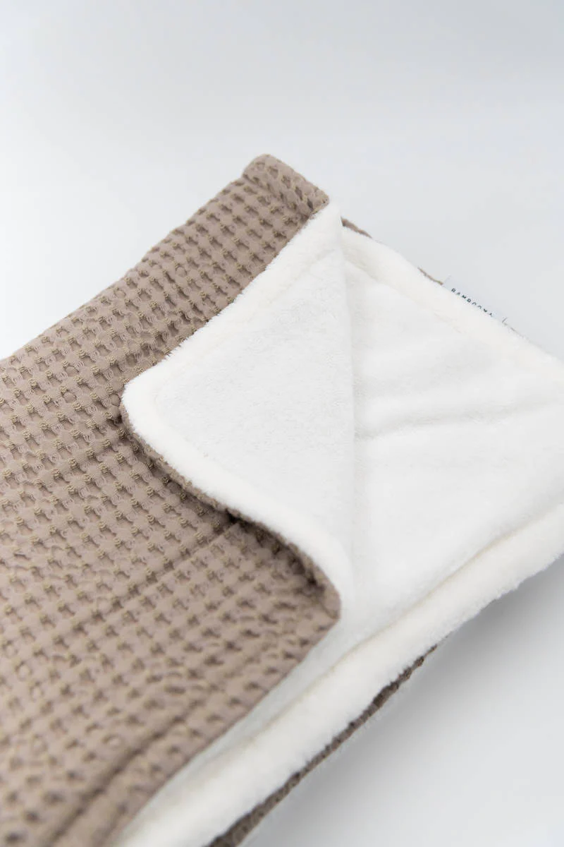 BAMBOOM Coperta Culla 100x75 - Goffrato, in bambù organico + spugna peluche - Sabbia Scuro - immagine 1